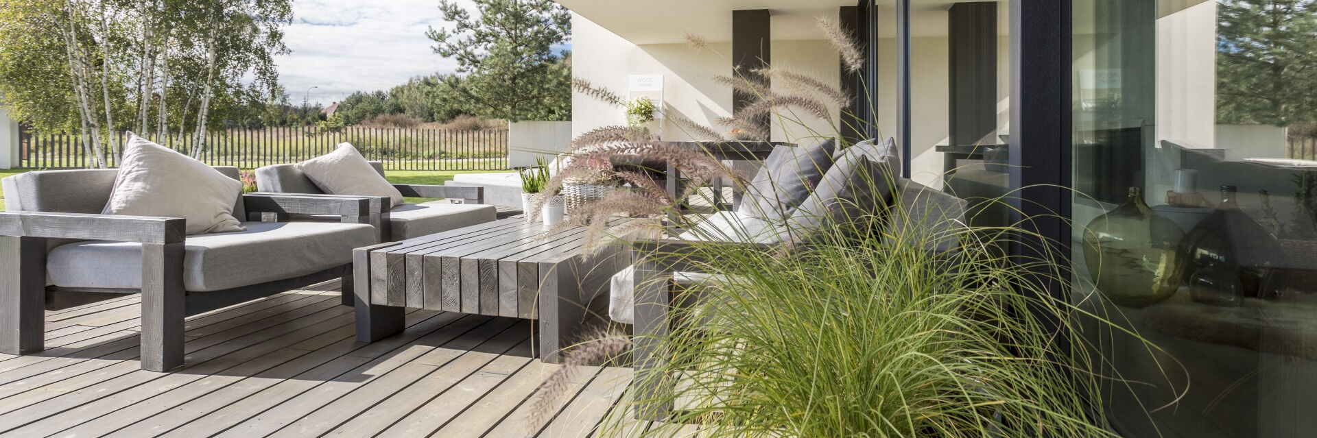 Moderne Gartenterrasse mit luxuriösen Gartenmöbeln