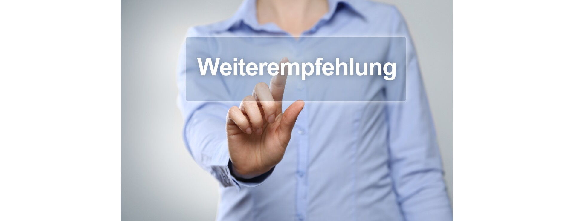 Person, die auf einen virtuellen Button "Weiterempfehlung" drückt