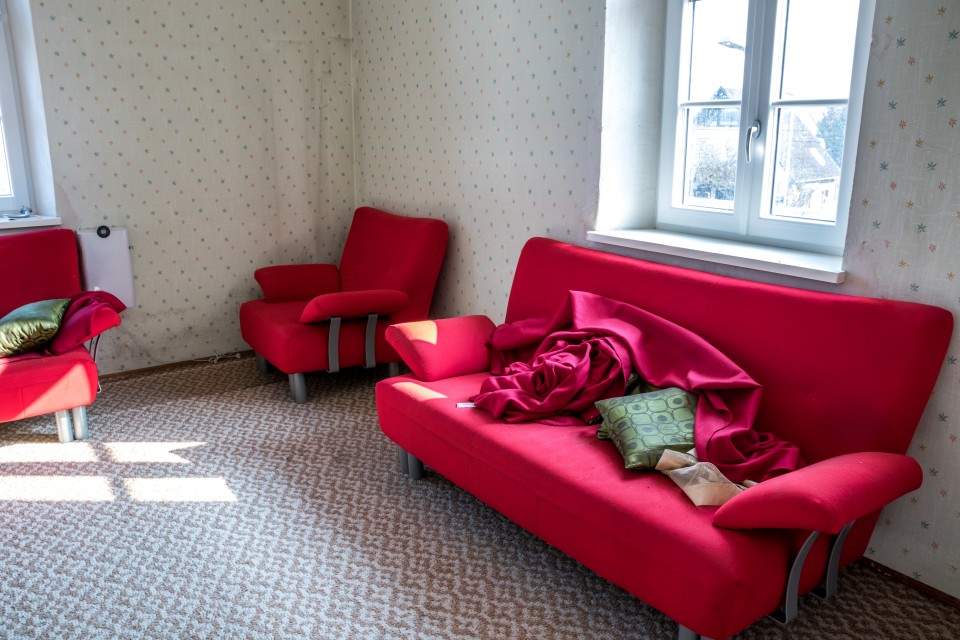 Rote Möbelstücke in älterer Wohnung