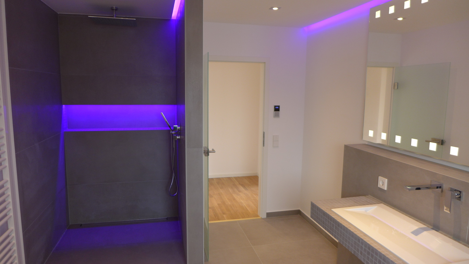 Modernes Bad mit begehbarer Dusche und besonderer LED-Beleuchtung