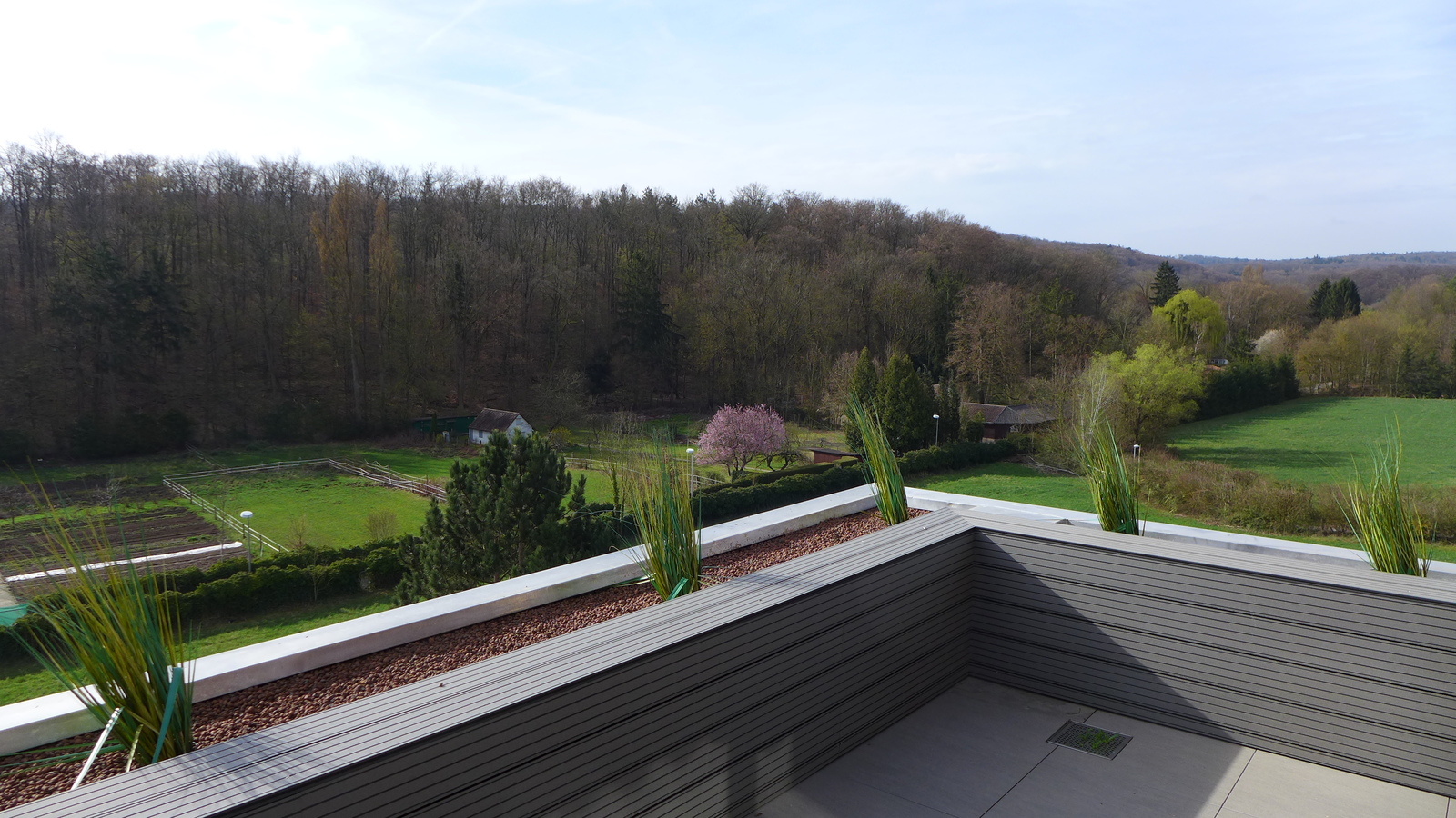 Terrasse mit Ausbild über die angrenzende Landschaft