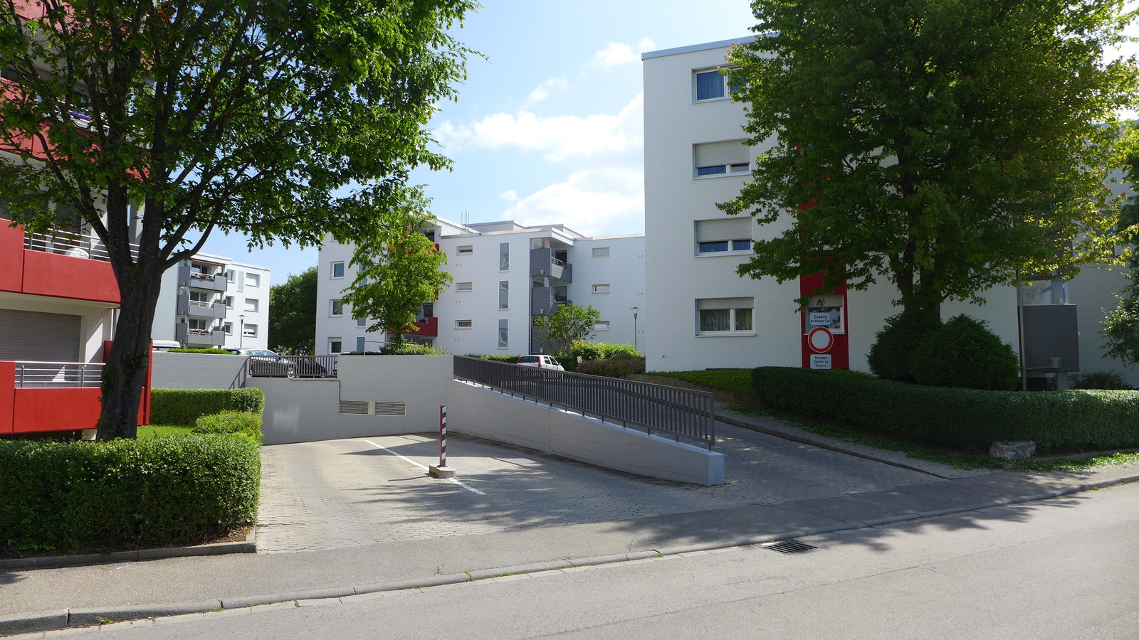 Einfahrt in ein modernes Wohngebiet