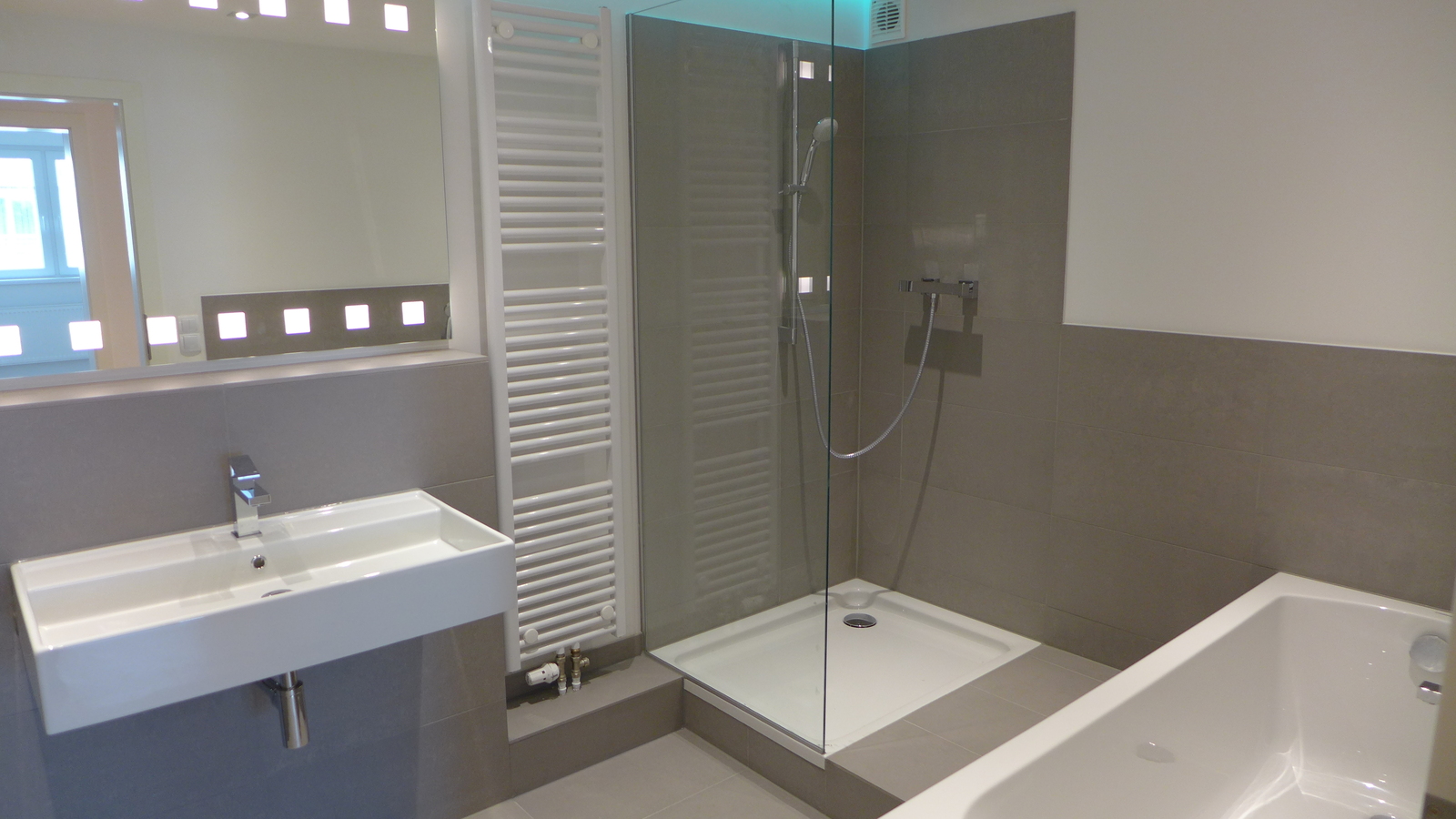 Modernes Bad mit begehbarer Dusche
