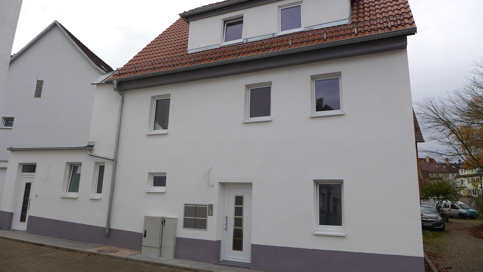 Ansicht eines modernen Hauses in einer Wohnsiedlung