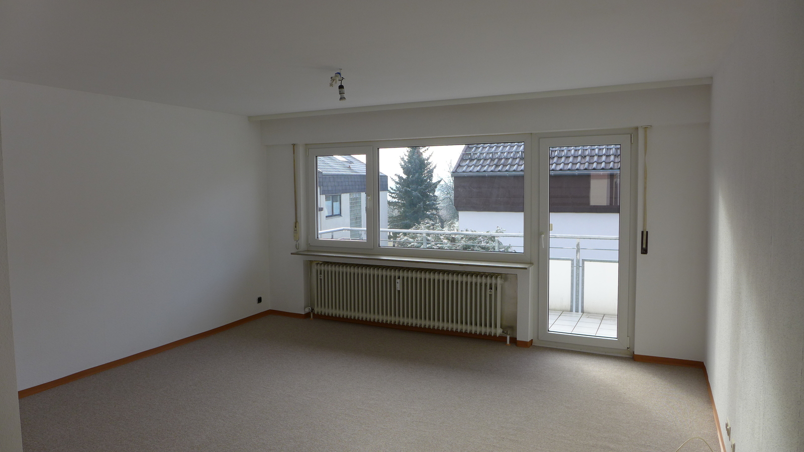 Leerstehendes Zimmer mit Balkon