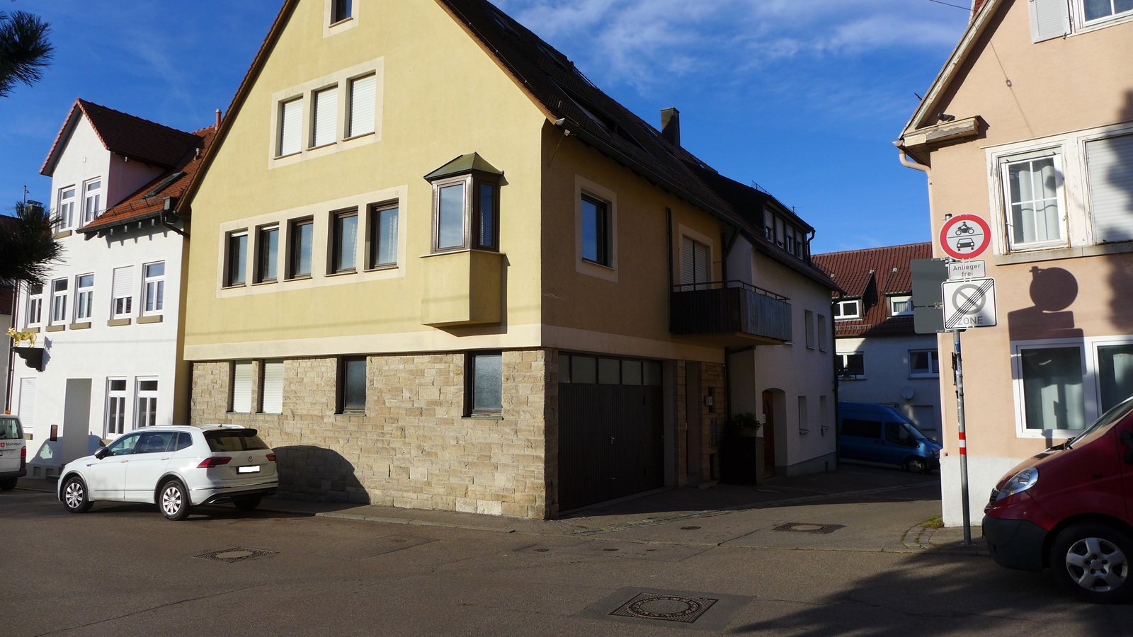 Haus innerhalb einer Wohnsiedlung
